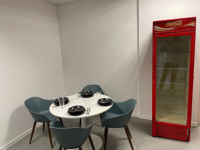 Repräsentatives Chefbüro 60 m² + Büro 38 m² – ab 750 € all-in, FFM – Küche