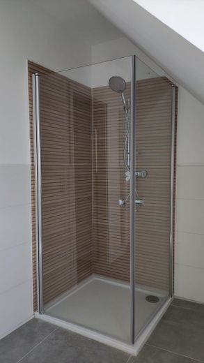 Neubau (BAFA/KfW) 85m² 2,5 ZKB helle DG-Wohnung, 2 begehbare Kleiderschränke, 3fach Verglasung – Dusche