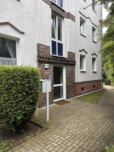 Sorglos-Investment mit Rendite-Booster: zwei vermietete 2-Zimmer-Wohnungen nahe Leipzig! – Hauseingang
