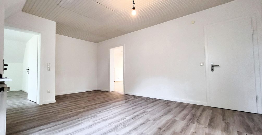 Große sonnige Dachgeschosswohnung -  Ruhige Villenlage - Südloggia - ca. 20 Min. zum Hauptbahnhof – Großzügige Eingangsdiele