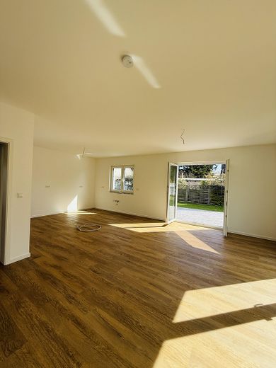 ✨ Modernes Neubau-Einfamilienhaus 3 Schlafzimmer Garten Fussbodenheizung Erstbezug ✨ – Küche + Wohnen