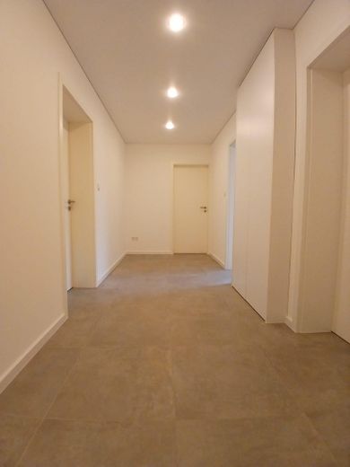 Piso de 4 habitaciones completamente renovado con balcón en Trier-Heiligkreuz – de alta calidad y listo para entrar a vivir – Flur