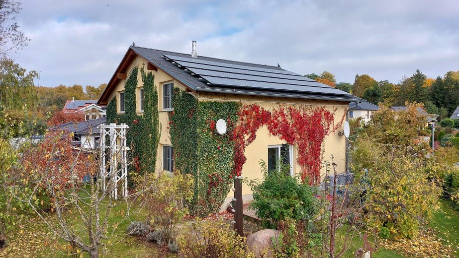 EFH (Null Energiekosten!) mit Erdwärme, PV, Speicher, ohne Makler (Mehrgeneration geeignet) – Blick von SW