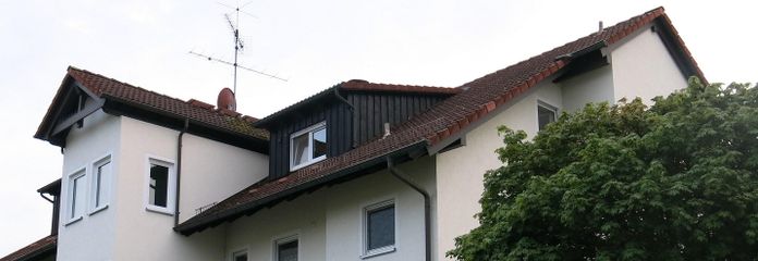 3-kamerappartement met ruime indeling, Zweedse kachel en terras – Hausansicht vorne