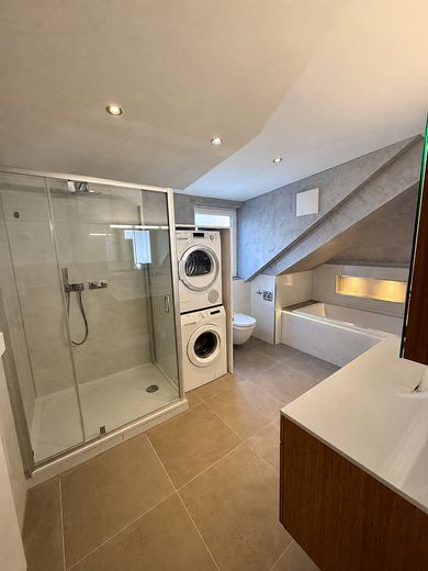 Lichtdurchflutete & klimatisierte DG-Wohnung in Stuttgart West – Bad