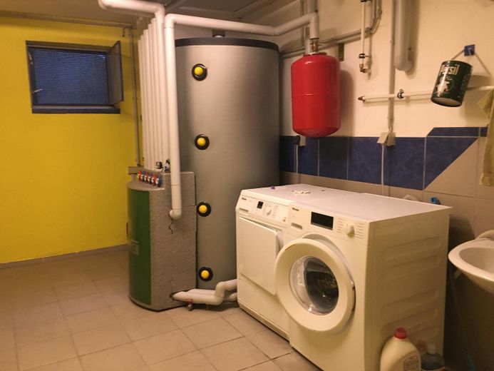Ekskluzywny dom szeregowy skrajny w stylu bungalow z antresolą, basenem i wymarzonym ogrodem – Waschkeller