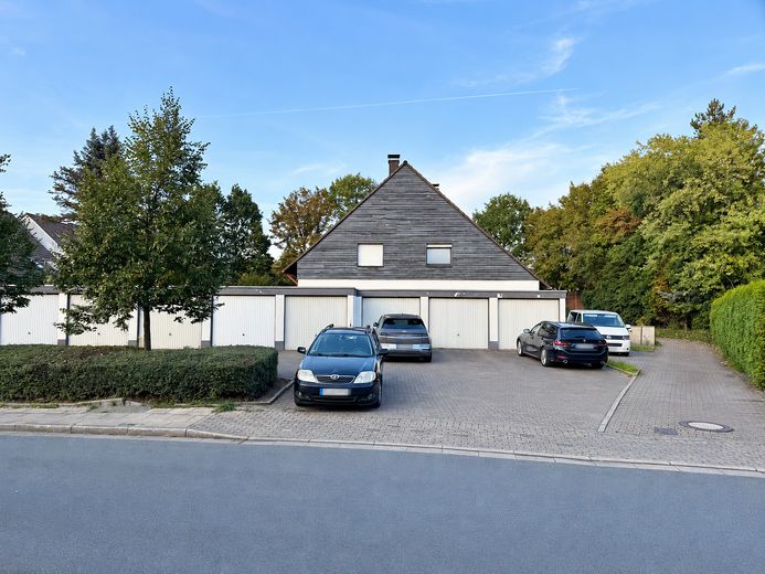 Yenilikler için sağlam bir temel - Modernize edilecek ebeveyn evi – Ruhiger Garagenvorplatz