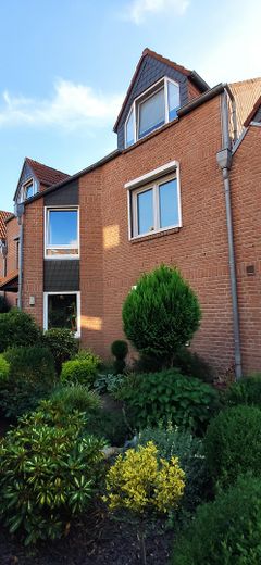 Top modernisierte 2-Zimmer-Wohnung mit Balkon und Tiefgaragen-Stellplatz an der Grenze zu HH – Außenansicht