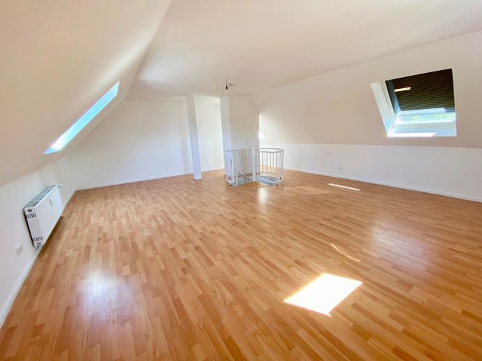 4-Zi.-Maisonette inkl. Garage in Frankfurt – Top-Rendite (5,5 %) oder Eigenbedarf möglich! – Obergeschoss