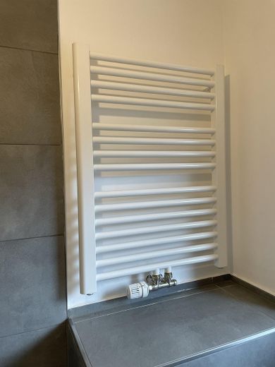 Sofort frei & ohne Provision - Renovierte 3-Zimmer-Wohnung mit Balkon – U-Bahn um die Ecke – Neuer Heizkörper im Bad