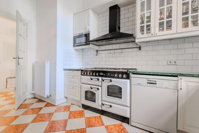 Appartement de 4 pièces rénové, sans commission, au cœur de Kreuzberg ! Prix à négocier – Küche- Gasherd
