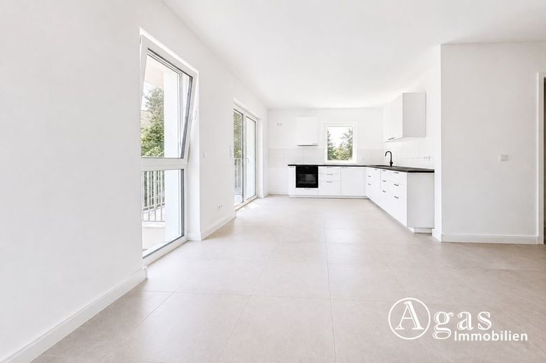 Eerste bewoning! Lichte 3-kamerwoning met zuidbalkon, EBK, lift en parkeerplaats voor auto – Küche und Essbereich
