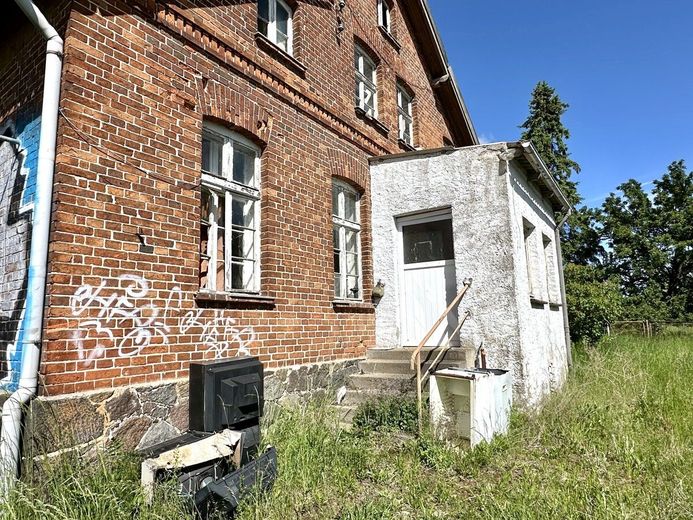 HORN IMMOBILIEN ++ Chausseehaus in Alleinlage bei Friedland – Hauseingang