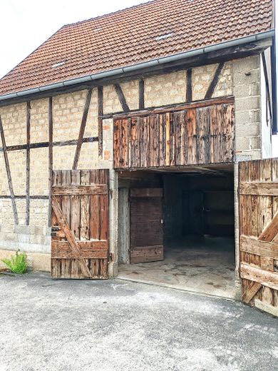 Bien immobilier exceptionnel avec potentiel : grange massive en zone résidentielle avec sous-sol – Scheune Ausenansicht Tor