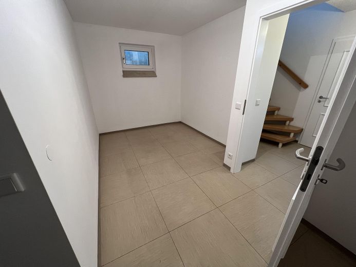 Urokliwe mieszkanie z ogrodem i pokojem muzycznym w spokojnej okolicy Monachium-Maxhof – Keller