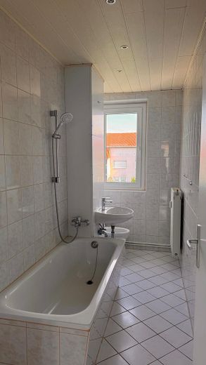 220 € | 49 mq | 2 locali, cucina, bagno, balcone | Teleriscaldamento conveniente – Bad
