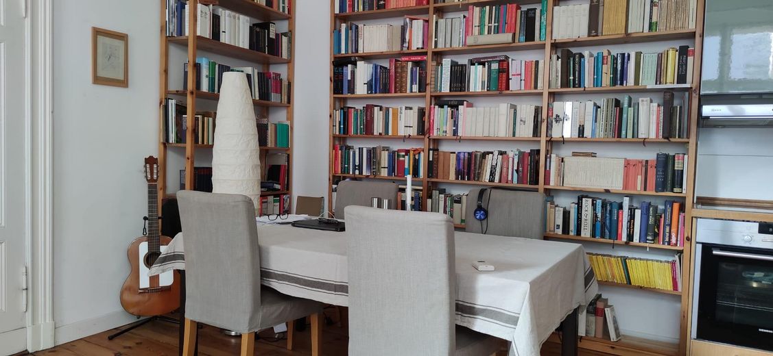 Bel appartement ancien près du Viktoriapark, sans commission de la part du propriétaire – Wohnzimmer