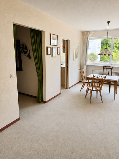 Abitare spaziosamente. Affacciarsi sul verde! 3,5 locali 102 m² Fellbach-Schmiden incluso posto auto in garage sotterraneo – Esszimmer,Flur, Küche