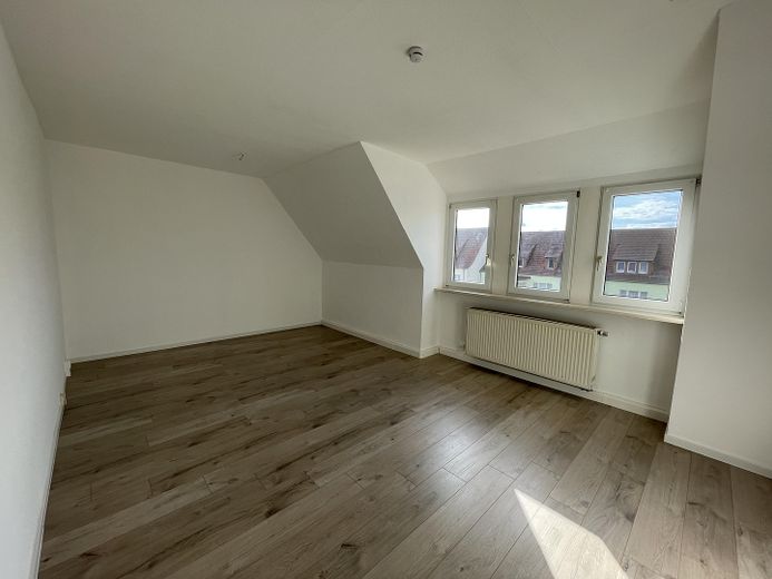 frisch renovierte 3 Zimmerwohnung mit Küche und Stellplatz – Zimmer 3 laut Grundriss