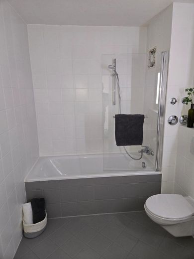 Tolle 2-Zimmer-Wohnung mit neuer Einbauküche, renov. Bad und Fußbodenheizung – Bad