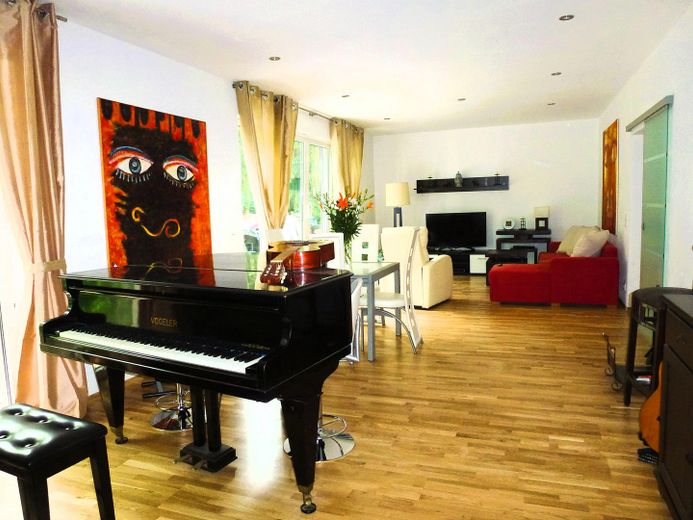 Mehrgenerationenhaus 371 m², Waldidyll am Flughafensee + Aufstockungspotenzial um 155 m² – Wohnzimmer möbliert