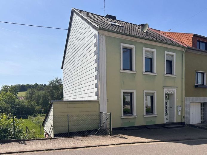 Preiswertes Familienhaus plus Baugrundstück! – Außenansicht