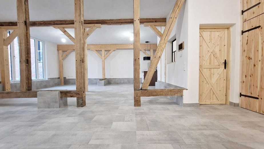 EG Wohnung mit Terrasse | NACHHALTISGTE Immobilie Wolfsburgs, Lehmbau, PV - Autarkie, Appsteuerung – Wohn - und Essbereich