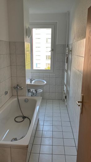 Tolle 3 Zimmer Wohnung mit Balkon, RENOVIERT !, leer, gute Energieklasse, Kapitalanlage/Eigennutzung – Badezimmer