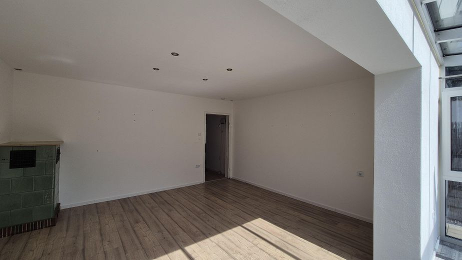 Casa a schiera di testa affascinante e modernizzata in posizione tranquilla alla periferia della città – Wohnzimmer