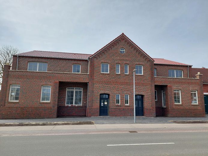 Ditzum: barrierefreie 3-Zimmer-Wohnung mit großer Terrasse – Hauseingangsansicht