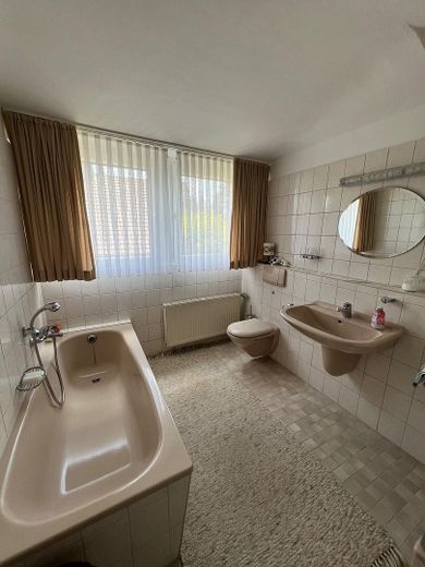 **Bonn-Röttgen - Charmantes Haus mit idyllischem Garten sucht neues Familienglück** - PRIVATVERKAUF – Badezimmer