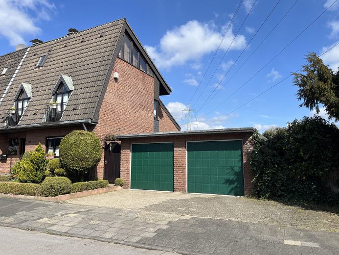 Einfamilienhaus Duisburg Rumeln mit Doppelgarage, Garten + Teich – Haus mit Garagen