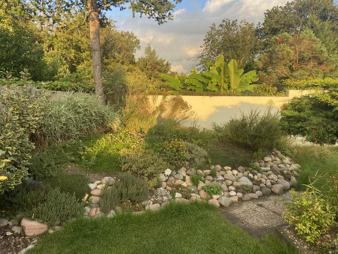 Traumhaftes Zweifamilienhaus mit Garten, Waldblick, Pool, Sauna & Mieteinnahmen – Kräutergarten