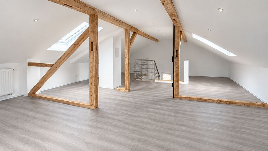 Pierwsze zasiedlenie po remoncie: dwupoziomowe mieszkanie 4-pokojowe z kuchnią i łazienką, pracownią na poddaszu, balkonem i klimatyzacją w Hasselroth – Dachstudio