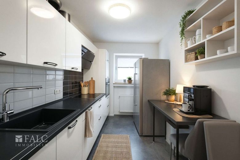 gemütliche Familienwohnung: 4 Zimmer mit Wintergarten, zwei Loggien &amp; Tiefgaragenstellplatz – Küche