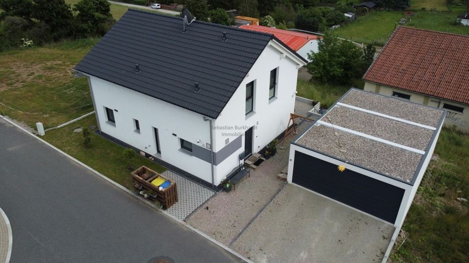 *** Exklusives KfW-40-Plus-Einfamilienhaus mit PV-Anlage, Erdwärmepumpe, Doppelgarage – Außenansicht