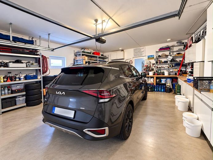 Platz für die ganze Familie: EFH am Feldrand mit Doppelgarage, PV & Sauna – provisionsfrei – Garage