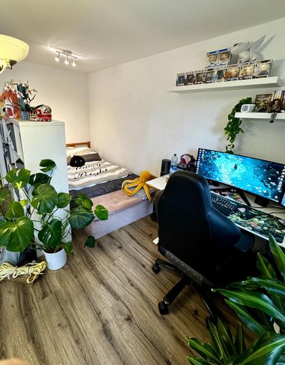 1,5 Zimmerwohnung mit Balkon, Aufzug und Garagenstellplatz in Blaustein-Klingenstein – Zimmer