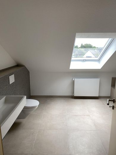 Wunderschöne 4,5-Zimmer-Maisonette-Wohnung in allerbester Lage von Rödermark OR – DG Bad