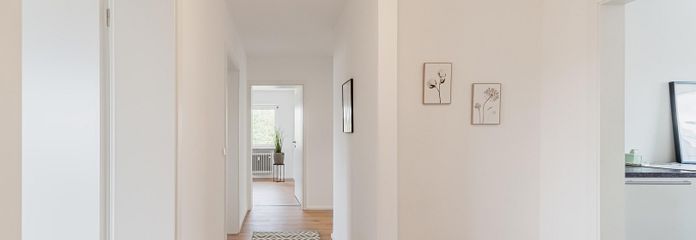 4-Zimmer-Wohnung mit Loggia & Garage. Gebäude und Wohnung 2026 umfangreich modernisiert – Flur