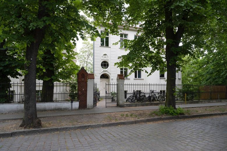 Rarität! Barrierefreie Gartenwohnung in Neobarock-Villa! – Straßenansicht
