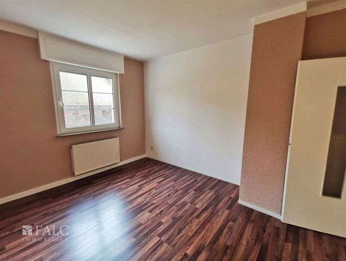 Hausrenovierung: 5x Wohnungen in Vermietung – 1.OG-links-Schlafzimmer 2 - (KI generiert)