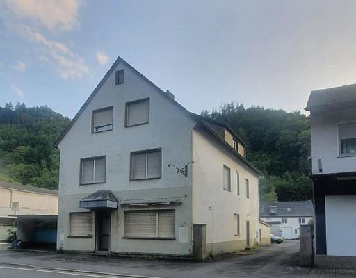 Mehrfamilienhaus mit Gewerbeeinheit in Bestlage   Terasse/Garage/Freiflächen usw... auf Hauptstrasse