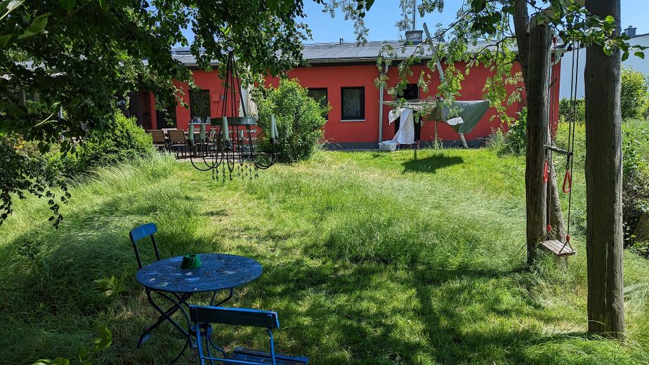 290 m² + 2.464 m² Naturidyll | Pool & Gartensauna | Aartalblick | Mehrgenerationen o. Vermietung – Westseite Garten