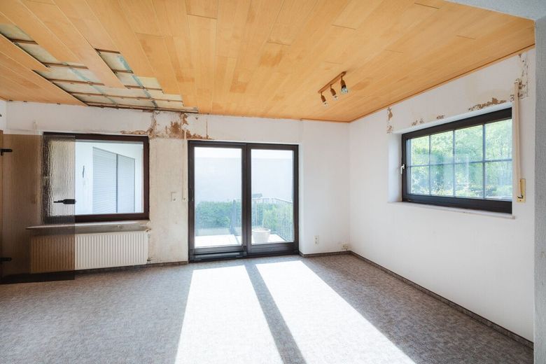 Großes Wohnhaus mit Garage, Garten und Zugang zum Fockenbach: Viel Raum für Ideen in Niederbreitbach – Appartement EG