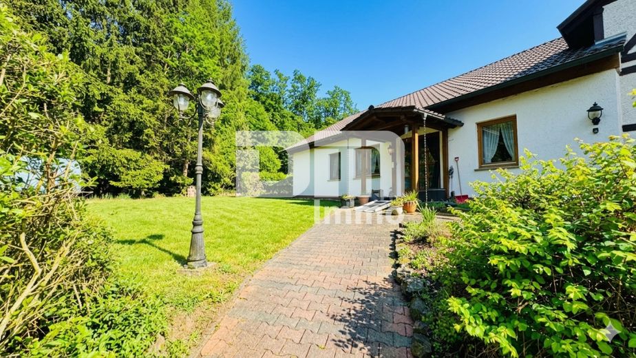 Altengerechtes Wohnen mit Charme: Großzügiger Bungalow auf großem Grundstück + Nebengebäude – Zugang zum Bungalow