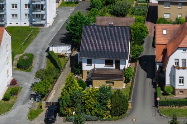 Ruime eengezinswoning met sauna, zonneterras en drie garages in Berga-Wünschendorf.