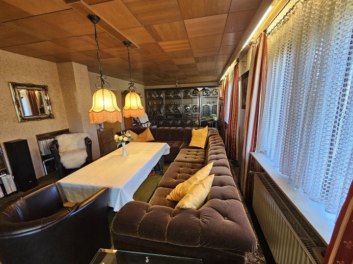 Piękny dom w stylu bungalowu z ogrodem i dużym garażem – Wohnzimmer