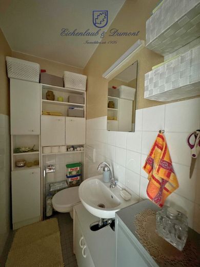 Attraktiv vermietete 3-ZKB Maisonette: Terrasse, Stellplatz, saniert mit neuem Dach und Fenstern – Gäste-WC 1.OG