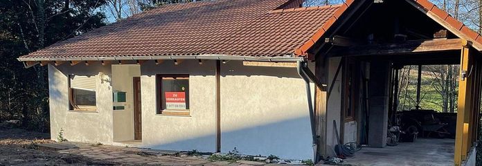 Hausfront mit Carport